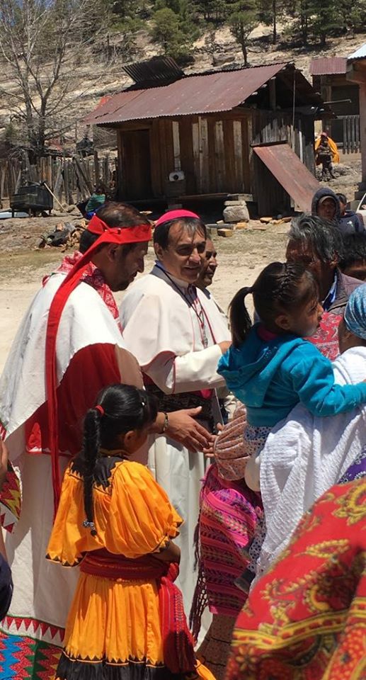 Obispo y Vicario General de Tarahumara visitan comunidad Obispo y Vicario General de Tarahumara visitan comunidad / Foto Héctor Martínez